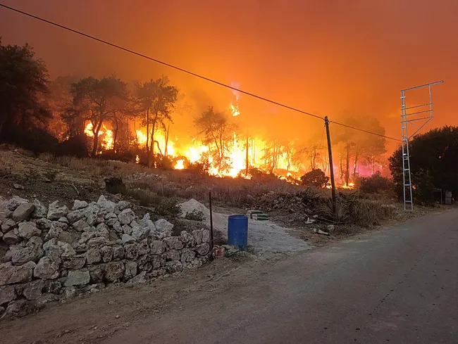 antalya-aksuda-orman-yangini-cok-sayida-ev-tahliye-edildi-1788802594776.jpeg