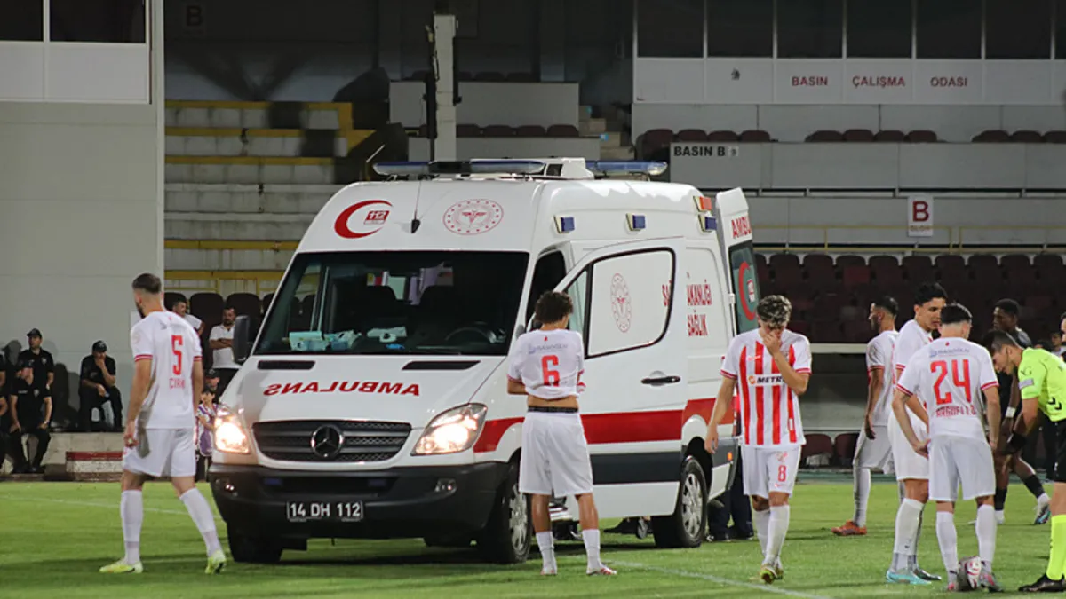 Oyuna girdi 1 dakika sonra ayağı burkuldu: Sahaya ambulans girdi Oyuna girdi 1 dakika sonra ayağı burkuldu: Sahaya ambulans girdi