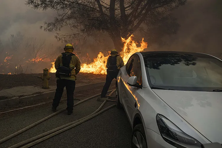 Amerika’dan ölüm haberleri geldi! California’da yanıyor: Kamala Harris’in evi için tahliye emri!