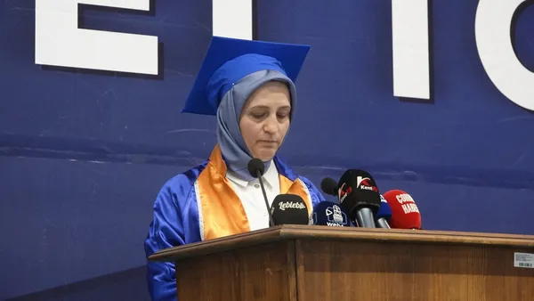 hayalinin-onunde-kimse-duramadi-52-yasinda-universiteyi-birincilikle-bitirdi-1632050952067.jpg