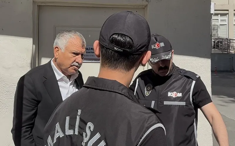 Adana Belediye binası önünde gazetecileri hedef aldılar! Canlı yayında A Haber’e saldırı Adana Belediye binası önünde gazetecileri hedef aldılar! Canlı yayında A Haber’e saldırı