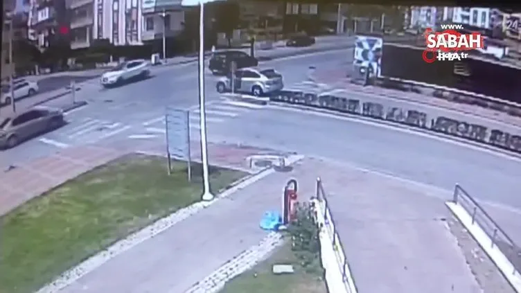 Motosiklet ile otomobil çarpıştı: Göz göre göre gelen kazada kamerada | Video