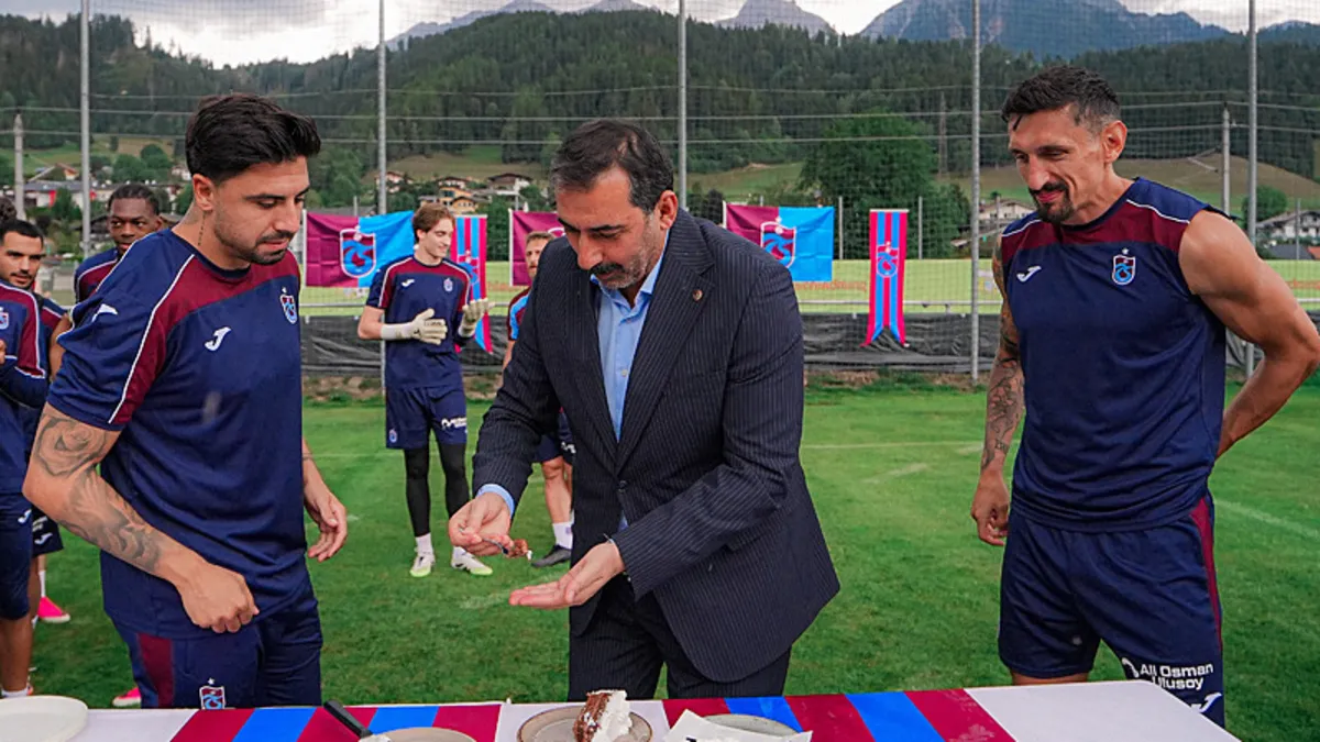 Trabzonspor kulübün 59. kuruluş yıl dönümünü Avusturya kampında kutladı Trabzonspor kulübün 59. kuruluş yıl dönümünü Avusturya kampında kutladı