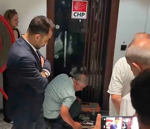 osmaniye-chp-il-binasinda-cilingirli-devir-kapiyi-acmadilar-kendilerini-binaya-kilitlediler-1783500004058.jpg
