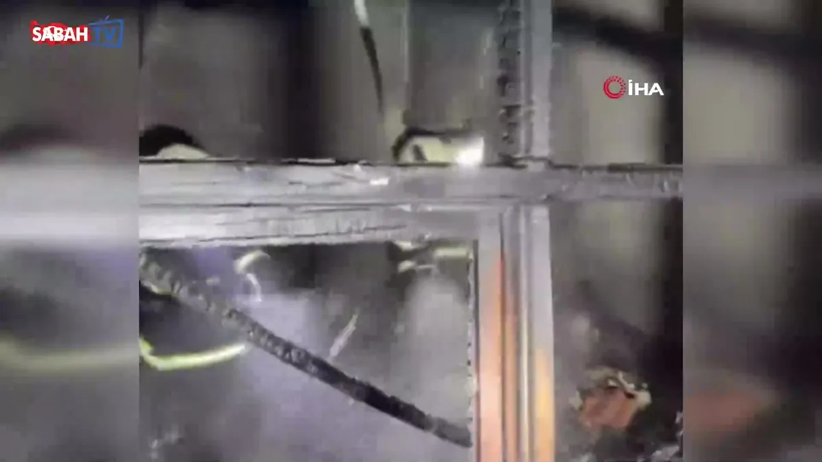 Burdur’da çıkan yangında ev küle döndü, 5 kişi kurtuldu | Video videosunu izle Burdur’da çıkan yangında ev küle döndü, 5 kişi kurtuldu | Video videosunu izle