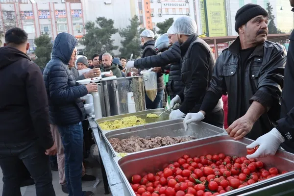 sanliurfa-buyuksehir-belediyesi-tarafindan-kurulan-iftar-cadirinda-vatandaslar-iftar-yapti-1710191707907.jpg