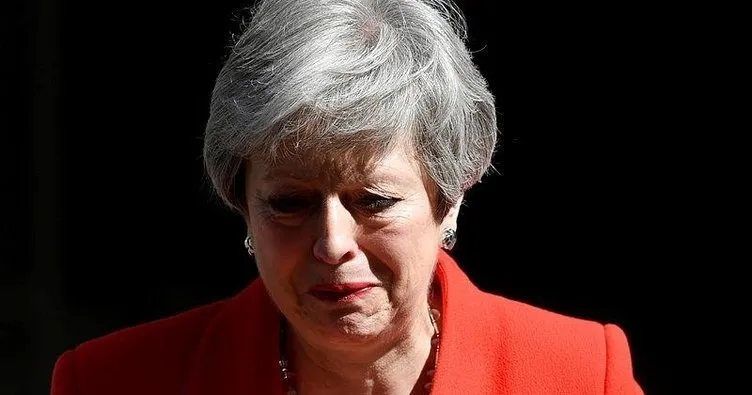 Theresa May, gözyaşlarıyla gitti