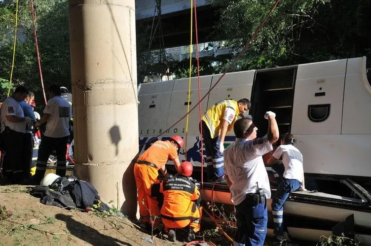 Antalya’da otobüs dereye uçtu