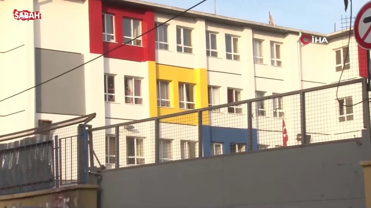 Eyüpsultan’da bir okulun kapısı öğrencilerin üstüne düştü: 4 yaralı | Video videosunu izle Eyüpsultan’da bir okulun kapısı öğrencilerin üstüne düştü: 4 yaralı | Video videosunu izle