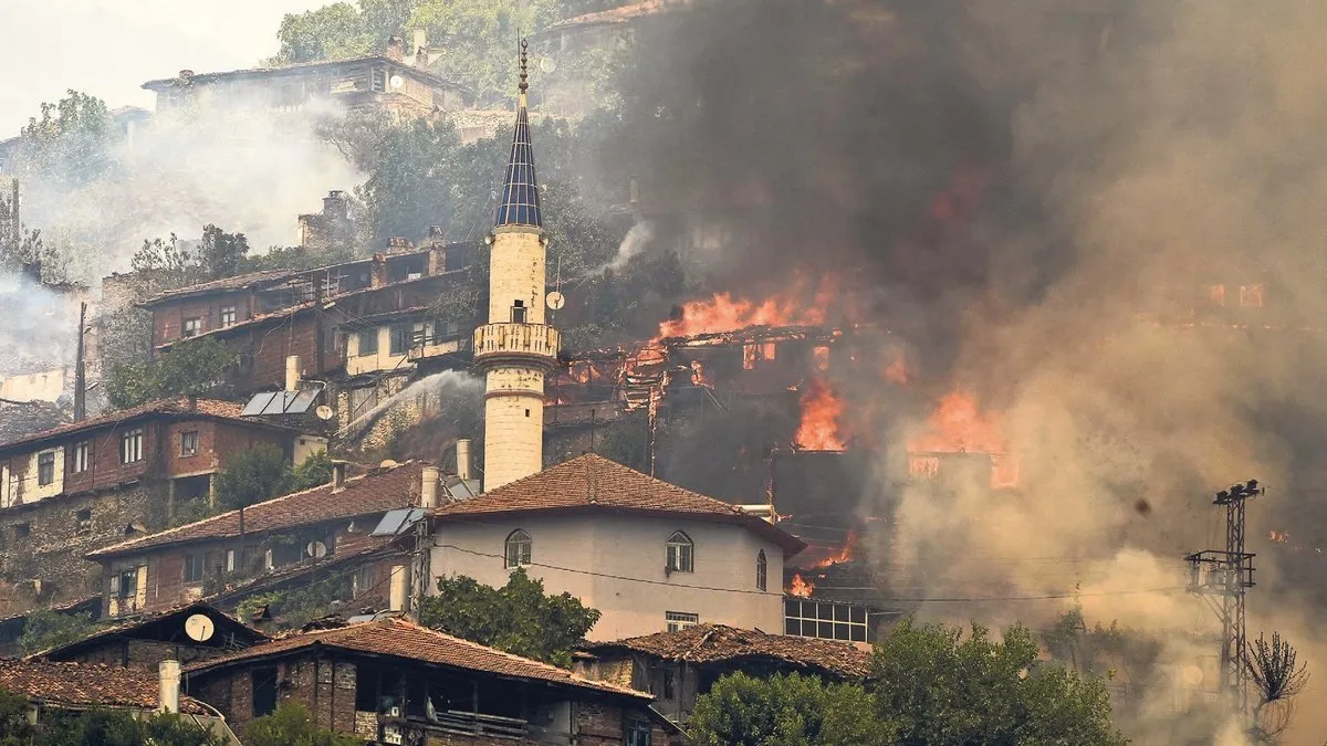 Evleri yanan ailelere 1 yılda yeni yuva