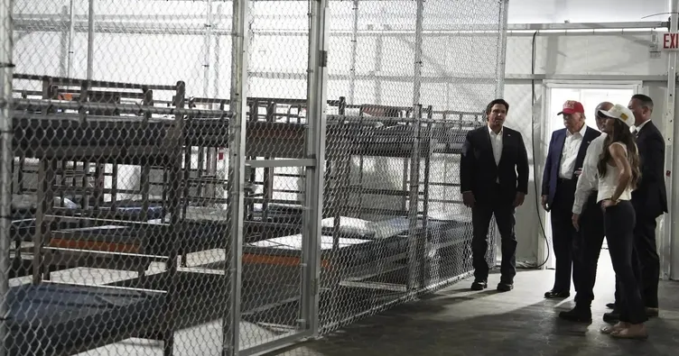 Trump’tan hapishane gezisi: En tehlikeli göçmenlerden bazılarını…