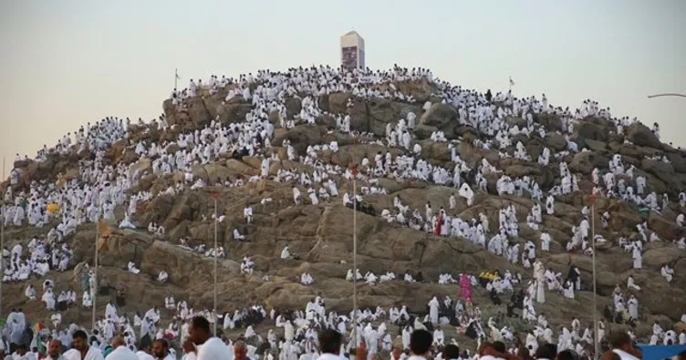 Hacı adayları Arafat yolunda...