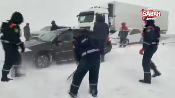 Rusya'da kar fırtınasına yakalanan 22 araç birbirine girdi: 1 ölü, 18 yaralı | Video