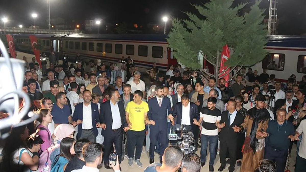 Turistik Tatvan Treni’ne halaylı, davullu karşılama