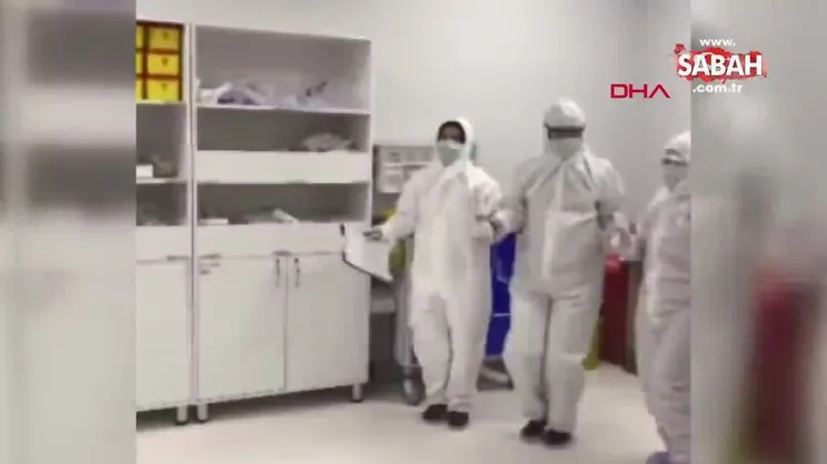 Sivas'ta geriatri bölümü sağlık çalışanları, yeni yılı koronavirüs halayı ile böyle kutladılar | Video