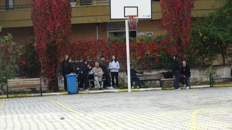 Antalya Alanya’daki lisede panik: Ekiplerin çalışmalarını merakla izlediler!
