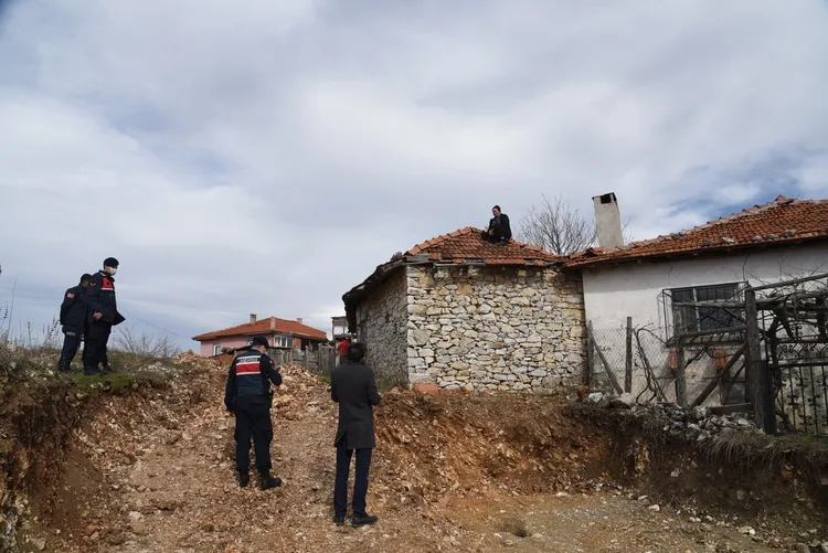 Balıkesir'de komşusu ile arazi anlaşmazlığı olan adam çatıya çıkıp intihara kalkıştı - 3