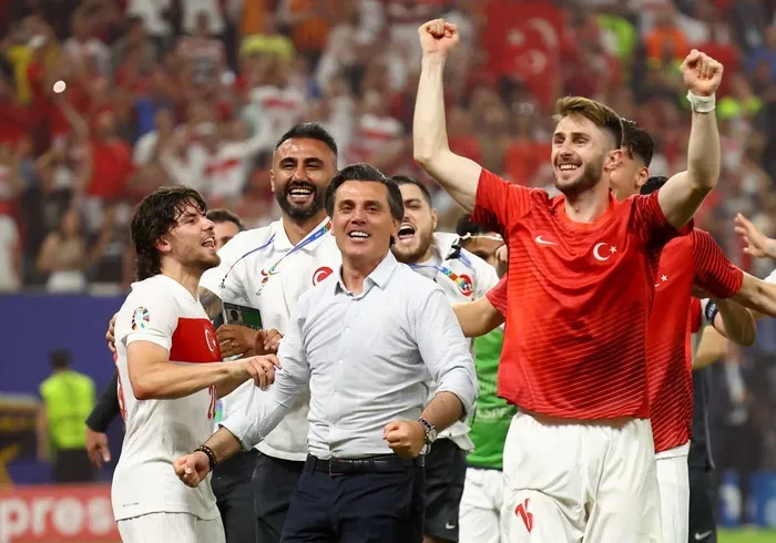 euro-2024-sonrasi-montella-icin-flas-yorum-avrupa-alkisliyor-biz-kotuluyoruz-1720597982956.jpeg