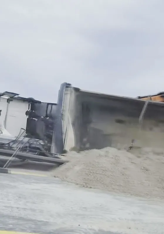 buyukcekmecede-hafriyat-kamyonu-devrildi-1771954391376.jpeg