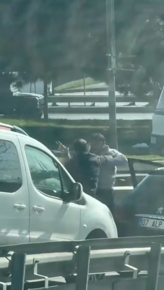 trafigi-hice-sayip-yol-ortasinda-birbirlerine-girdiler-tekmeli-yumruklu-kavga-kamerada-1740641879197.jpg