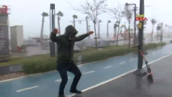 SON DAKİKA: Antalya'da şiddetli fırtına! Konyaaltı Sahili'ndeki dev dalgalar kamerada