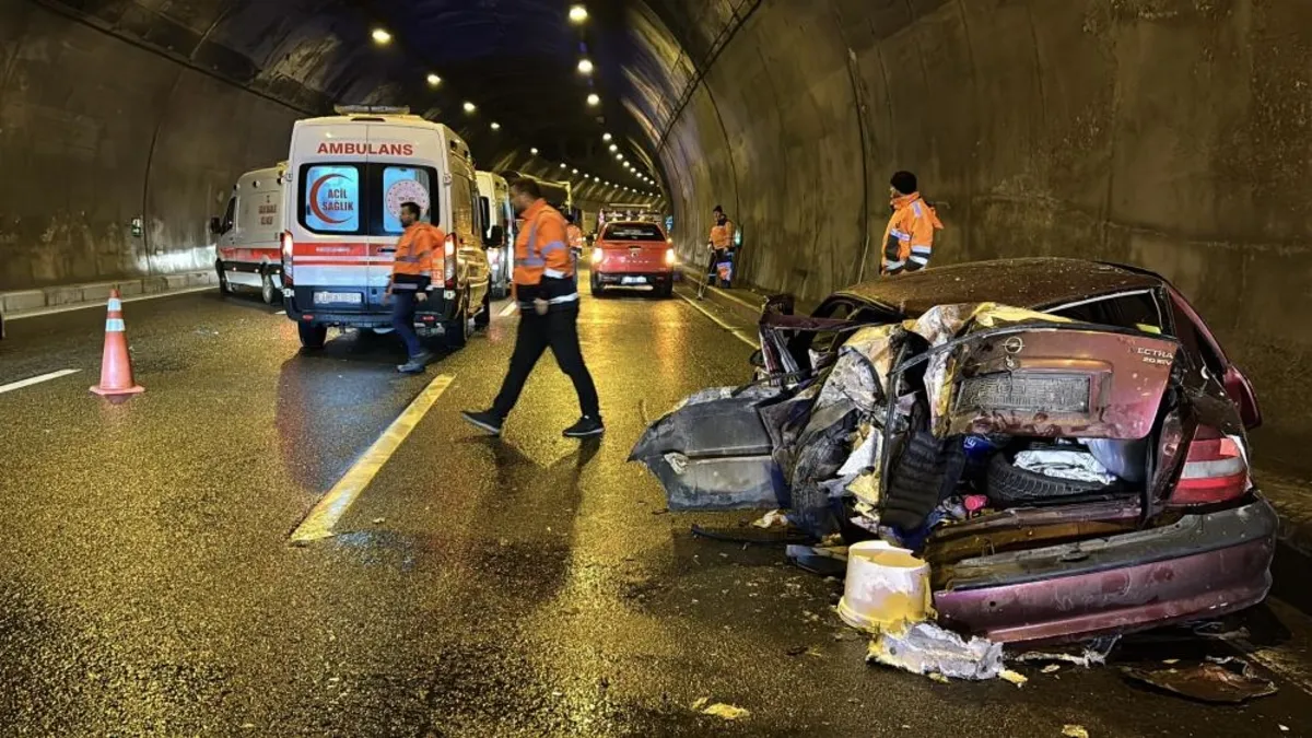 Bolu tünelinde dehşet anları! TIR'ın çarptığı otomobil hurdaya döndü: 5 yaralı