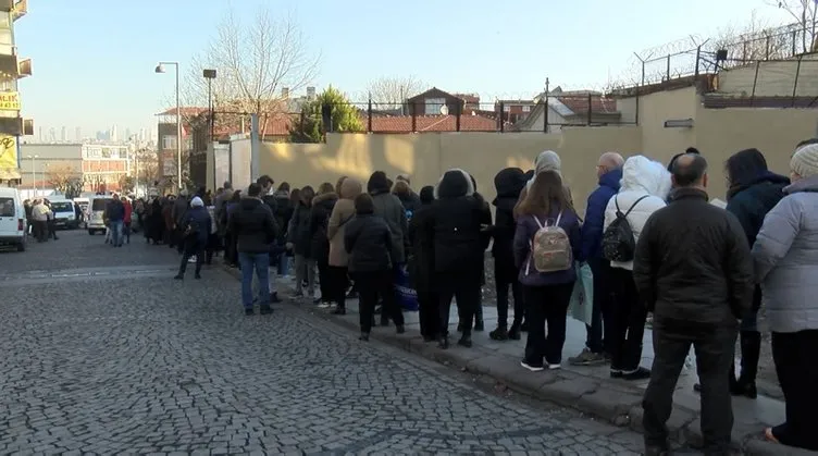 Anahtar alıp dilek dilemek için kilise önünde metrelerce kuyruğa girdiler