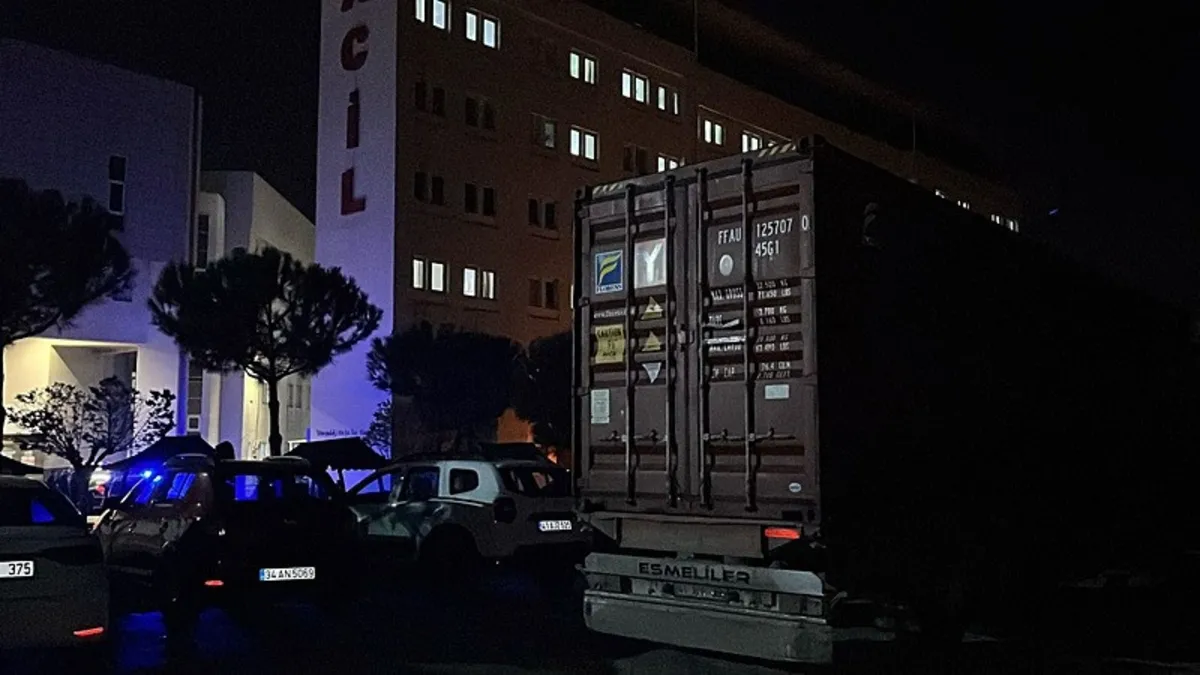 Tır hastane otoparkına daldı! Sürücü alkollü çıktı! Tır hastane otoparkına daldı! Sürücü alkollü çıktı!