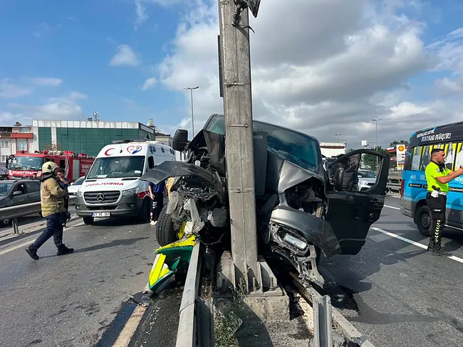 kucukcekmecede-feci-kaza-ogrencileri-tasiyan-minibus-bariyerlere-carpti-12si-cocuk-13-yarali-1786631526321.jpg