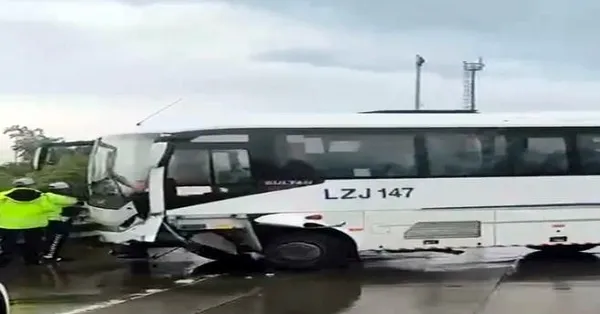 eyupsultanda-kontrolden-cikan-servis-araci-kaza-yapti-3-yarali-1784996966371.jpg