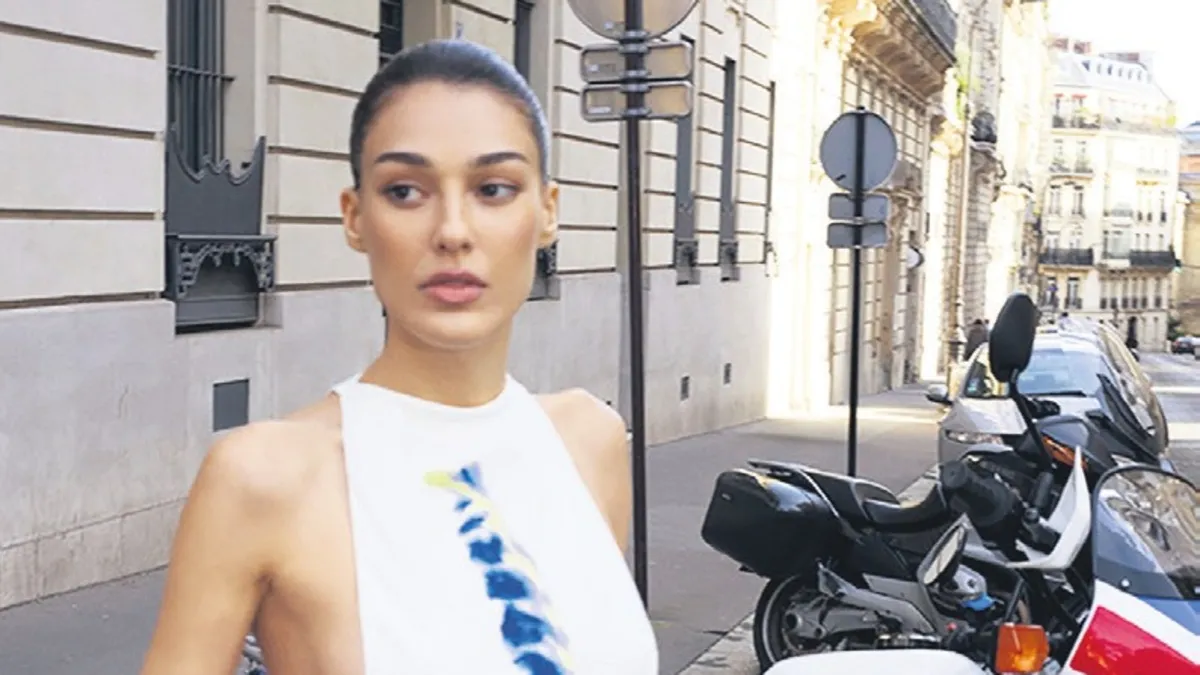 Paris’te poz verdi