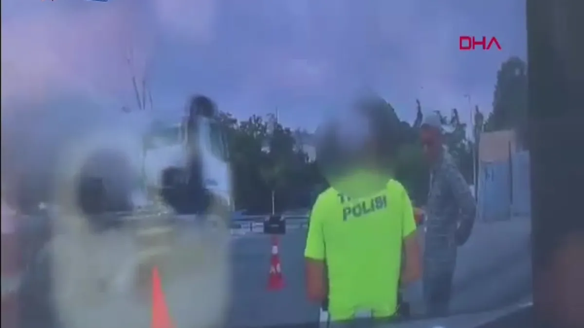 Polise bıçaklı saldırı: İşte böyle etkisiz hale getirildi! videosunu izle Polise bıçaklı saldırı: İşte böyle etkisiz hale getirildi! videosunu izle