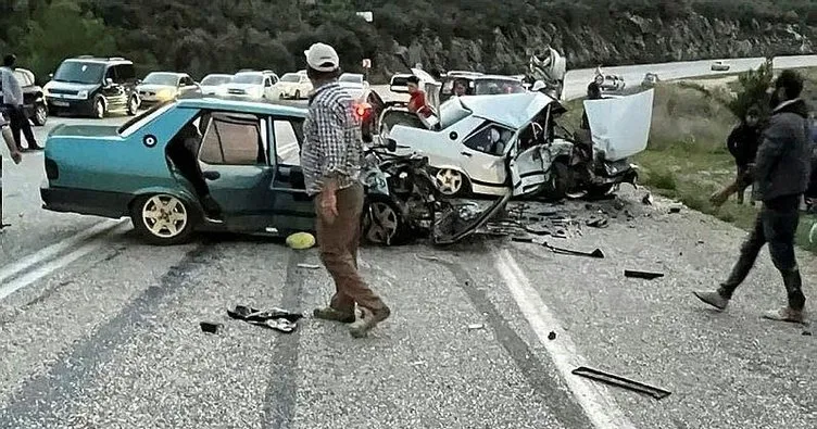 Otomobiller kafa kafaya çarpıştı: 1 ölü, 8 yaralı