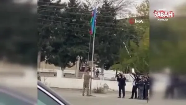 İlham Aliyev işgalden kurtarılan bölgede Azerbaycan bayrağını öperek göndere çekti | Video