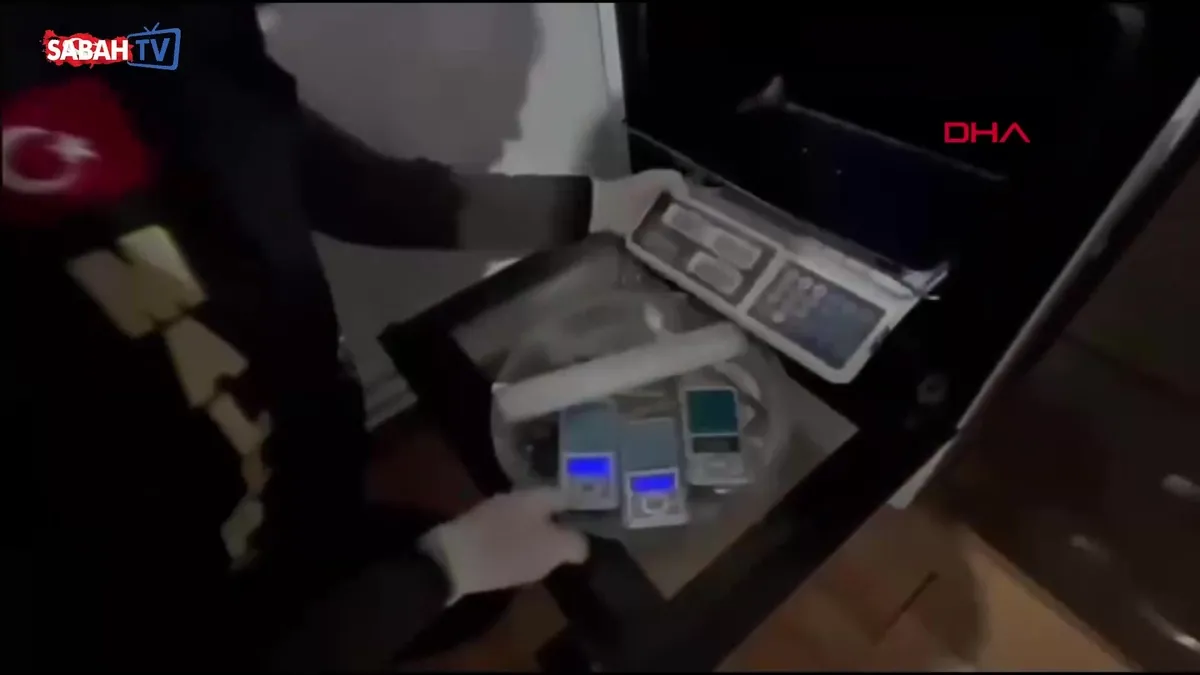 İstanbul’da 3 ilçede uyuşturucu operasyonu: gözaltına alınan 2 şüpheli tutuklandı | Video videosunu izle İstanbul’da 3 ilçede uyuşturucu operasyonu: gözaltına alınan 2 şüpheli tutuklandı | Video videosunu izle