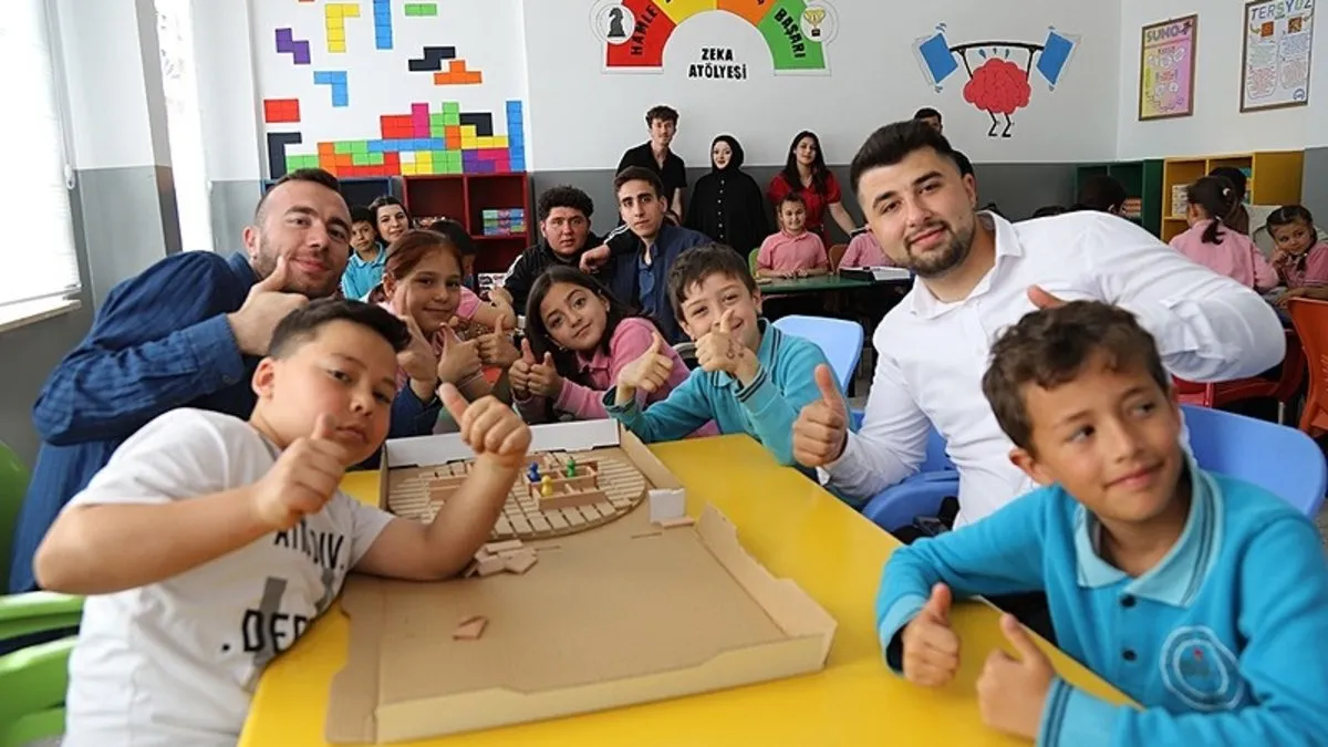 Üniversitelilerden minik öğrencilere akıl ve zekâ oyunları atölyesi