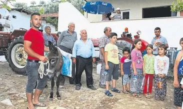 Kiraz’da köylüler eşekle su taşıyor