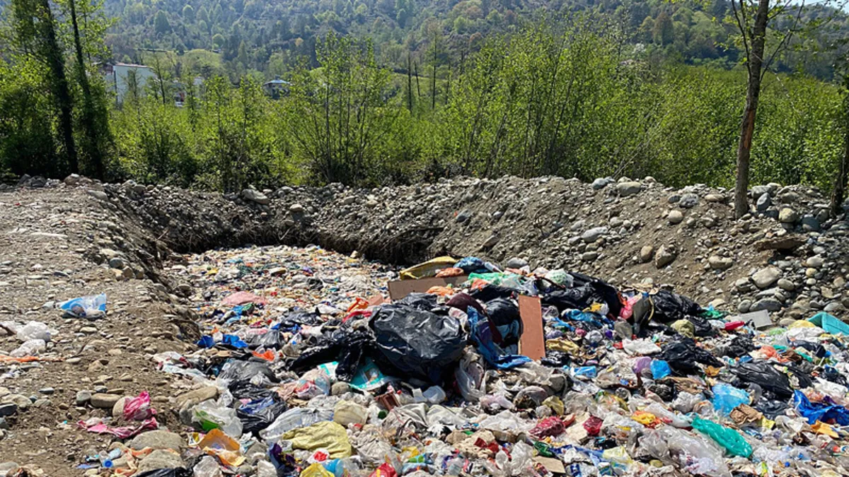Rize’de açık alana çöp döken Fındıklı Belediyesi’ne 2,3 milyon lira ceza Rize’de açık alana çöp döken Fındıklı Belediyesi’ne 2,3 milyon lira ceza