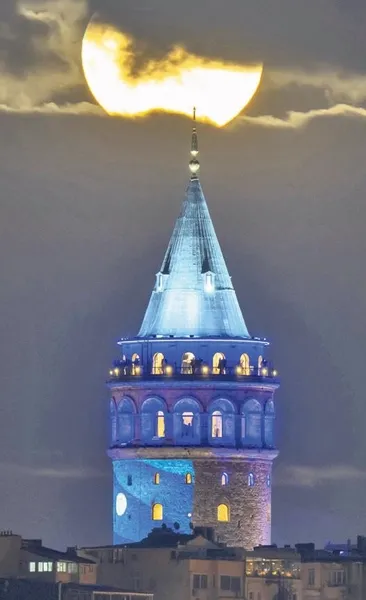 Galata’da dolunay büyüledi
