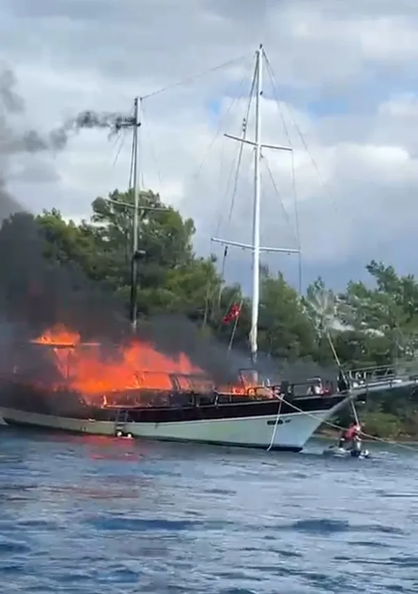 fethiye-aciklarinda-gulet-teknede-yangin-panigi-1760363221608.jpg