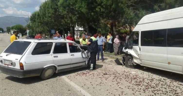 Alaşehir’de otomobil park halindeki minibüse çarptı: 1 ölü