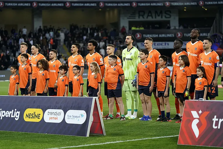 Başakşehir - Fenerbahçe maçında penaltı tartışması! Hakeme büyük tepki