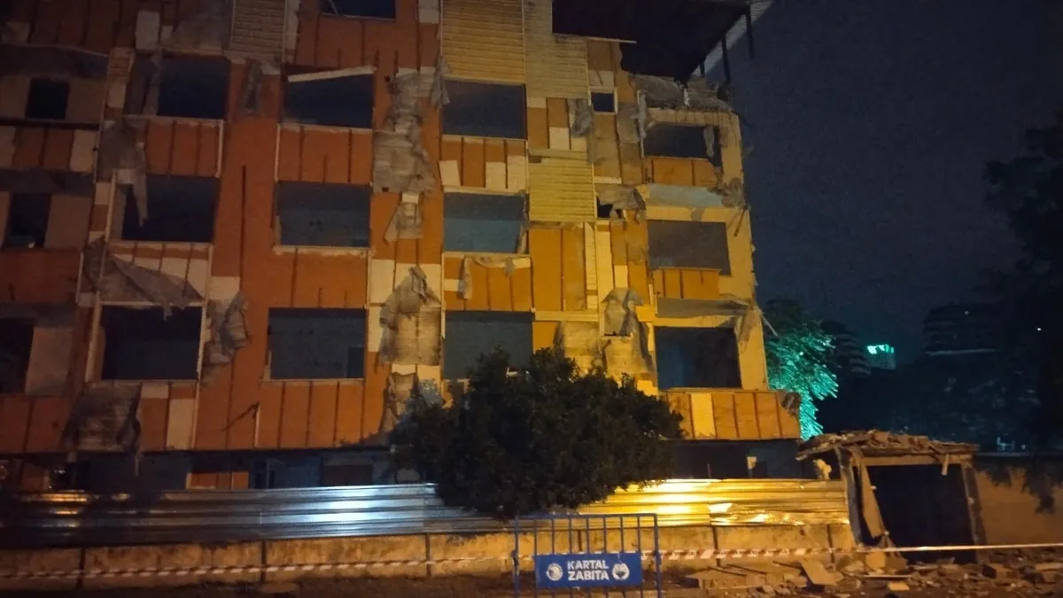 Kartal’da tahliye edilen 5 katlı binanın parçaları arabaların üstüne düştü Kartal’da tahliye edilen 5 katlı binanın parçaları arabaların üstüne düştü