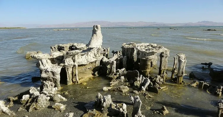 Binlerce yıllık! Van Gölü’nde sular çekilince ortaya çıktı