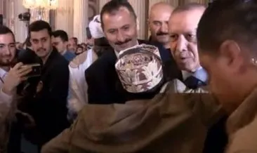 Başkan Erdoğan’ı görünce ’Reis’ diye seslenerek sarıldı! Aralarında geçen diyalog gülümsetti
