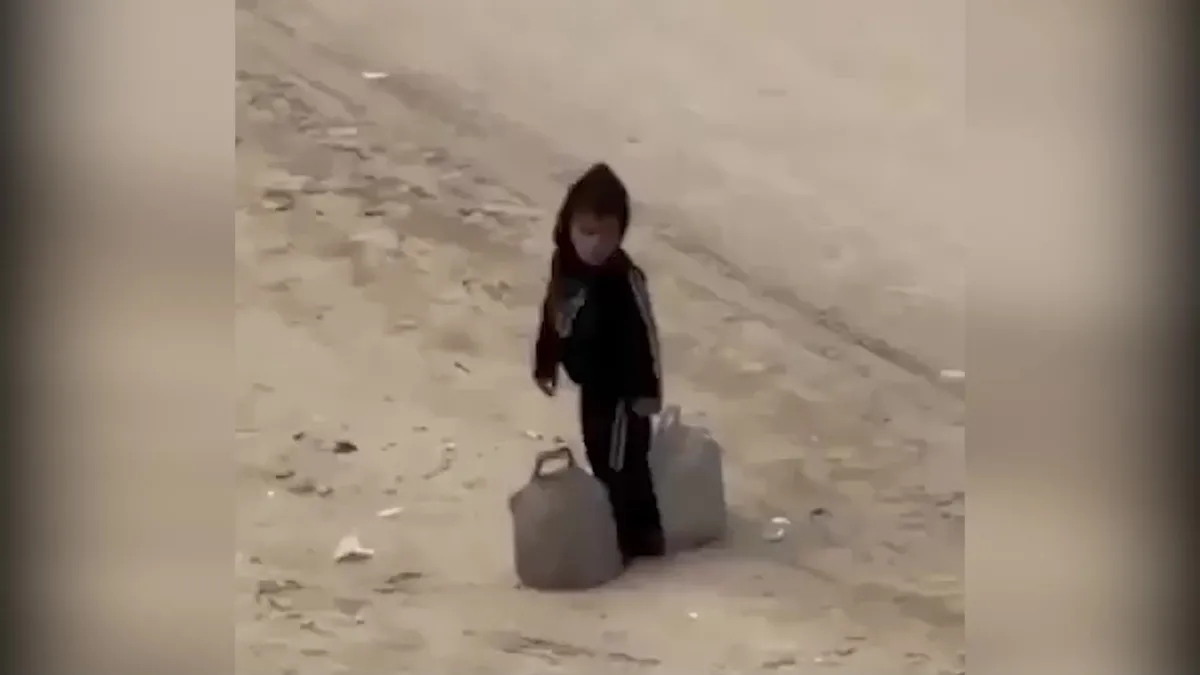 Gazze’de bir başına su taşıyan çocuğun o anları yürekleri dağladı | Video videosunu izle Gazze’de bir başına su taşıyan çocuğun o anları yürekleri dağladı | Video videosunu izle