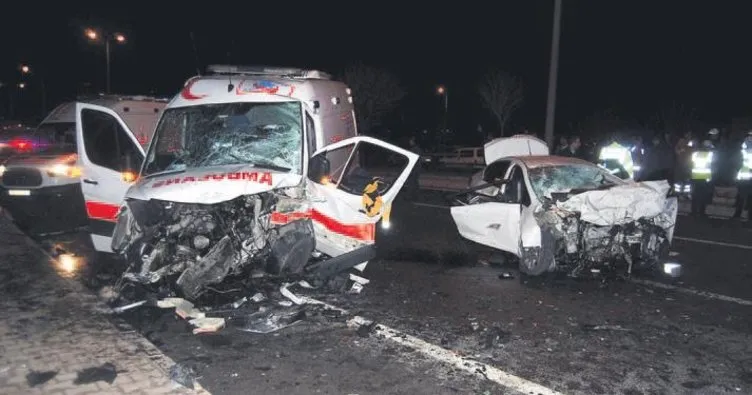 Otomobil ambulansla çarpıştı: 3’ü çocuk 6 ölü
