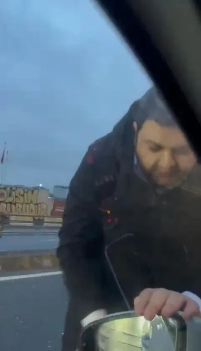 SON DAKİKA... Trafikte kadın sürücüye kabusu yaşattılar: Tekmeler ve tehditler havada uçuştu!