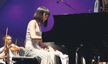 Alice parmaklarıyla Emma sesiyle büyüledi