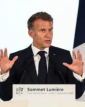 Macron’dan sosyal medyaya sert eleştiri